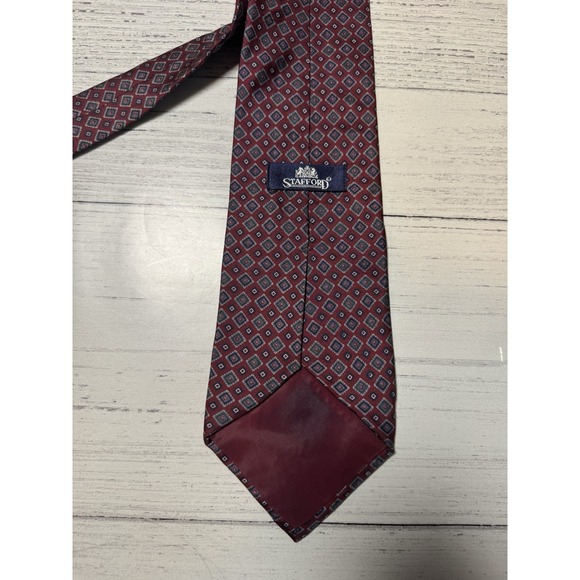 Stafford Men's‎ Silk Geometric Neck Tie Burgundy Red Multi 4 1/8" x 59" - Picture 6 of 6